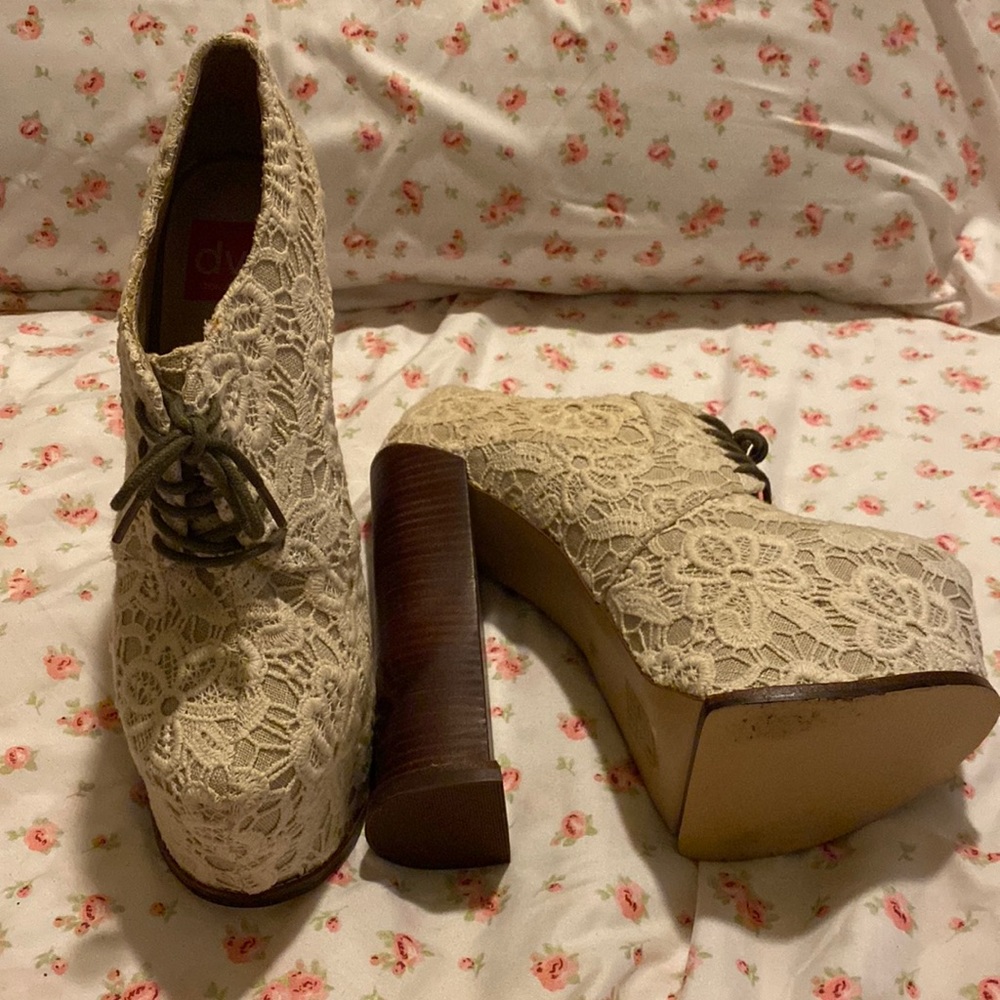 DV8 Dolce Vita Heeled Booties size 8.5. Lace detail. Block Heel.